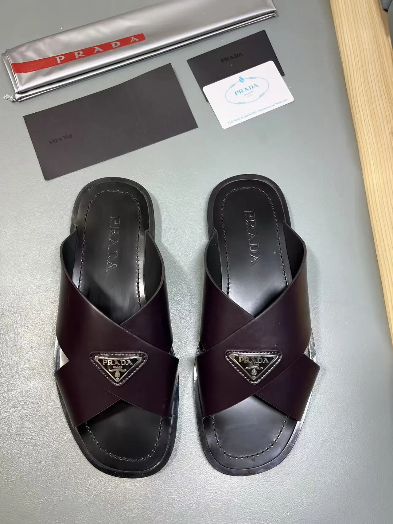 340💰PRADA Prada’s latest slippers are synchronized with the official website. This slipper is made of the brand’s unique and iconic Saffiano leather. The brand logo jumps out from the double straps, and the brand style is clearly visible. Cowhide gives men elegant charm and functional design, making it an ideal choice for vacation and leisure. Size:38-45